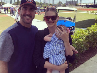 Kate Upton show her husband and little daughter