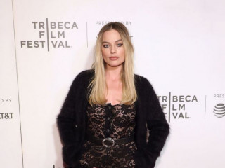 Margot Robbie shows what the sexiest jumpsuit looks like