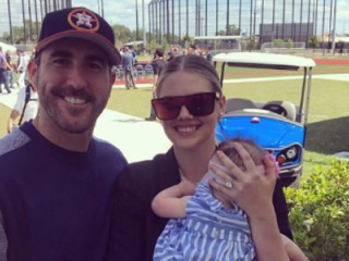 Kate Upton shows her family