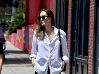 Slim Angelina Jolie wore black leggings
