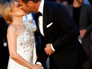 Kylie Minogue passionately kissed her boyfriend on the red carpet