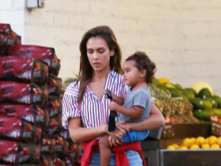 Jessica Alba shows how to look stylish and relaxed