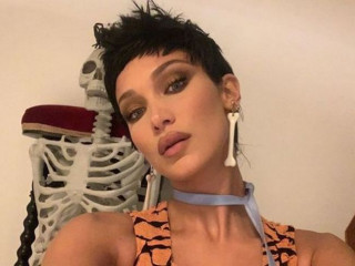 Bella Hadid posed in a glass cube (VIDEO)