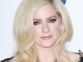 Avril Lavigne broke up with a guy?