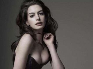 Anne Hathaway gave birth to a second child