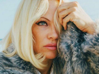 Pamela Anderson conquered with a passionate look in one jacket