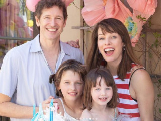 Daughters of Milla Jovovich staged a 'water fight' (VIDEO)