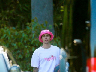 Justin Bieber came to basketball in a pink panama