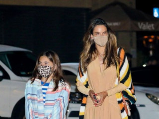 Alessandra Ambrosio had dinner with the children at the restaurant