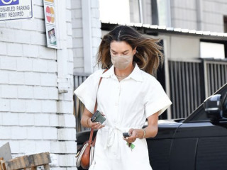 Alessandra Ambrosio went shopping in a wide jumpsuit  