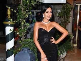 Ronaldo's fiancee came out in a revealing dress