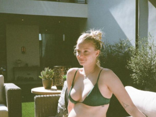 Sophie Turner showed her "pregnant" photo for the first time