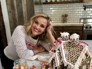 The most beautiful gingerbread house by Reese Witherspoon 