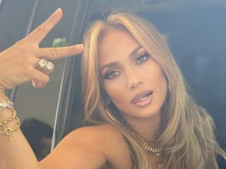 Jennifer Lopez is not wearing Alex Rodriguez's engagement ring