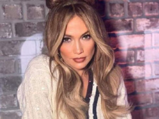 Jennifer Lopez has fueled rumors of an affair with Lenny Kravitz