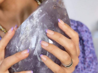 Jessica Alba showed a fashionable summer manicure in the style of a lavender field