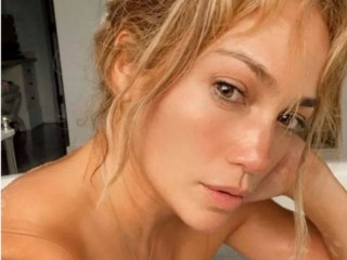 Jennifer Lopez showed herself without makeup and filters