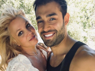 Britney Spears announces engagement