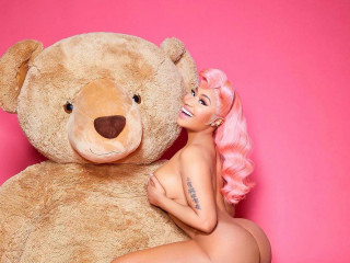 Nicki Minaj stripped naked on her birthday