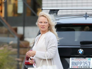 Pamela Anderson divorces bodyguard husband