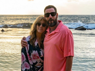 Jennifer Aniston and Adam Sandler together in Hawaii