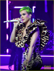 Katy Perry shocked fans by a bright green hair