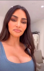 Kim Kardashian showed her breasts