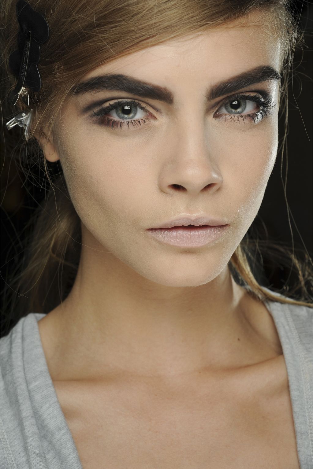 Графичные брови. Cara Delevingne Eyebrows. Брови кары Делевинь. Cara Delevingne Makeup. Кара Делевинь широкие брови.