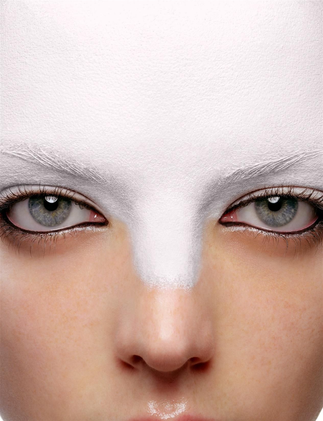 White make up. Белые глаза. Черная полоса подтглазами косметика. 2 Белых глаза. 'Flame White Eye'.