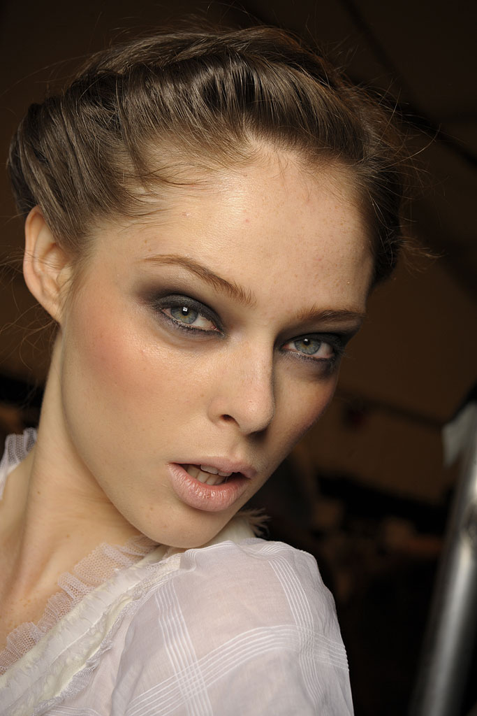 Макияж 2008 года модный. Макияж 2010-х годов. Макияж 2010. Мода 2010 макияж. Макияж 2010-х годов.