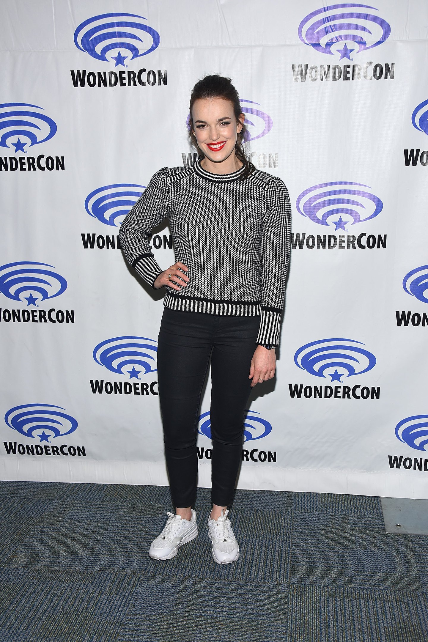 Elizabeth Henstridge photo #993307