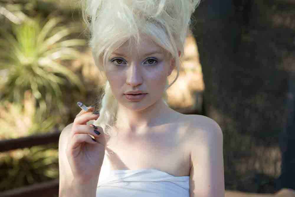 Emily Browning. 
