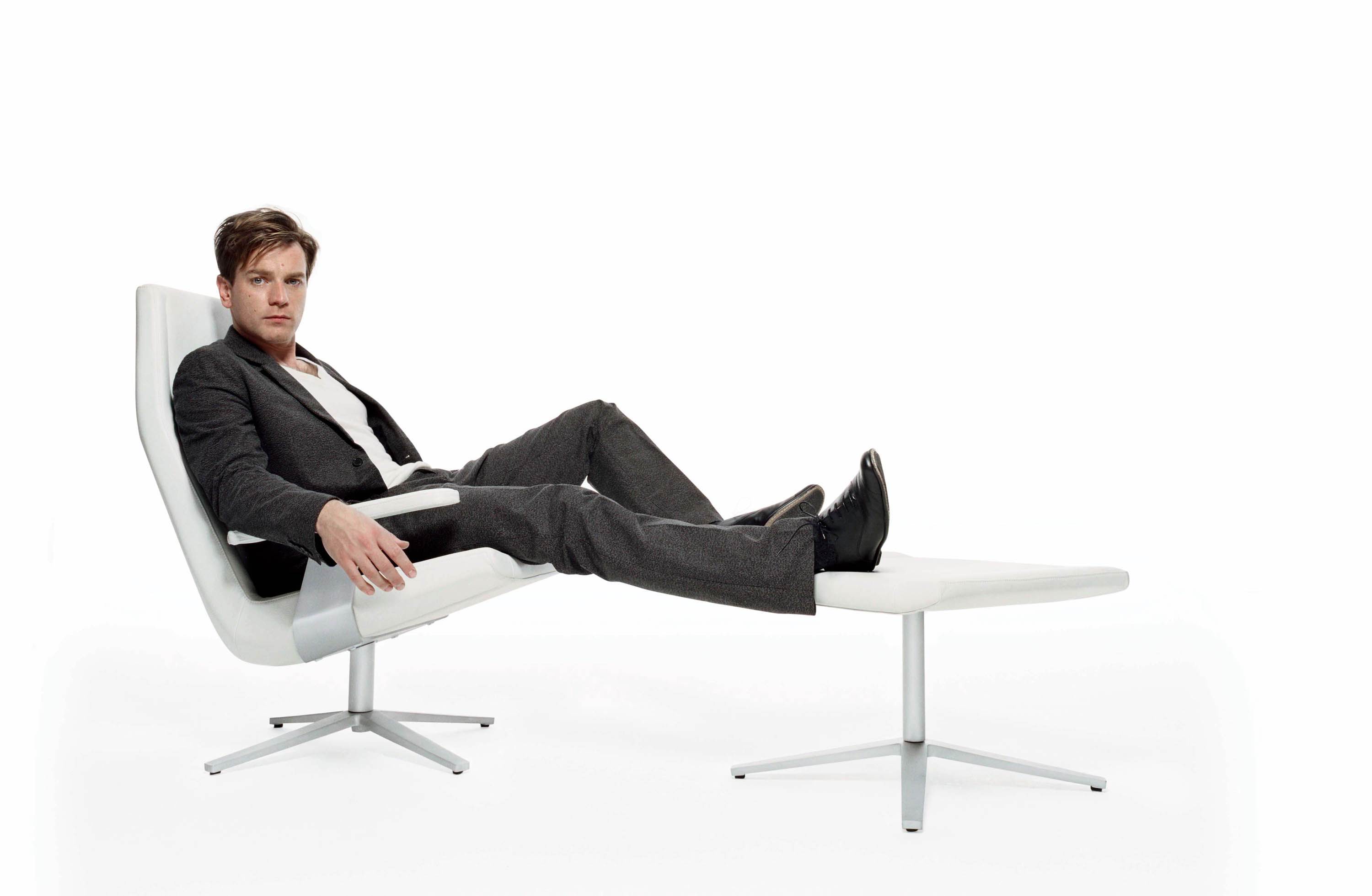 Мужчина лежит нога на ногу. Человек сидит в кресле. Человек на стуле. Мужчина на стуле. Мужчина в кресле в костюме.