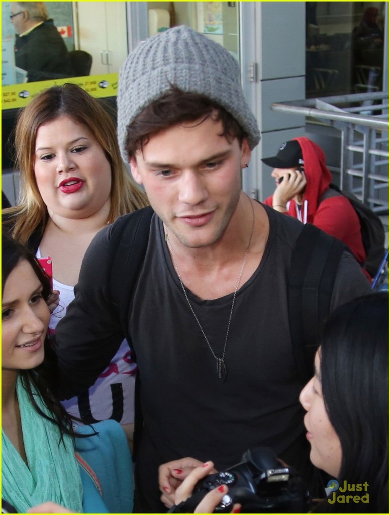 Jeremy Irvine photo #597115