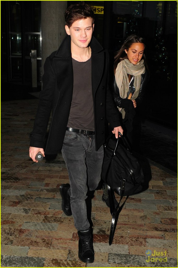 Jeremy Irvine photo #597360