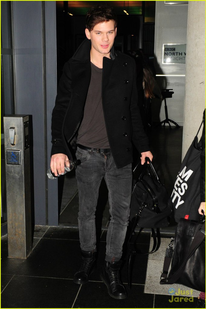 Jeremy Irvine photo #597550