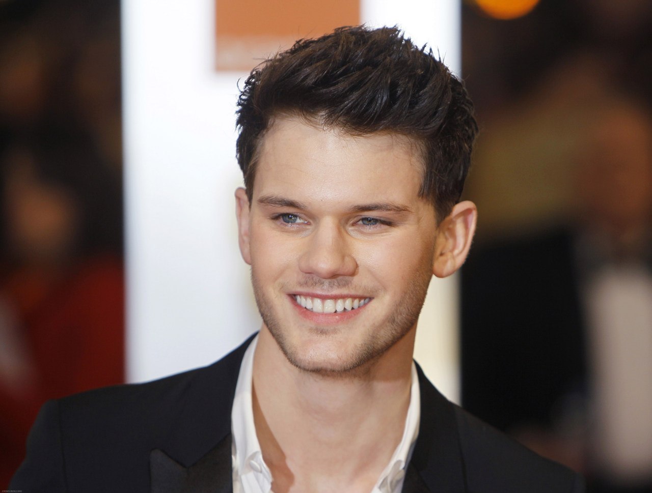 Jeremy Irvine photo #600461
