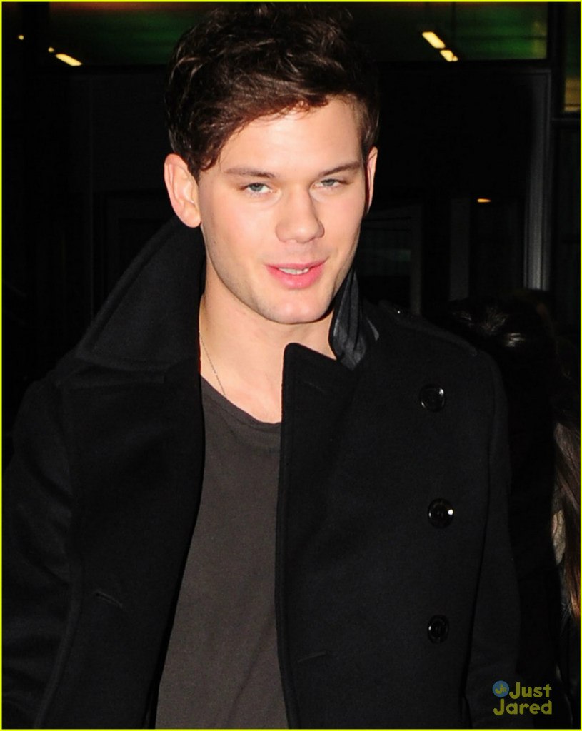 Jeremy Irvine photo #597363