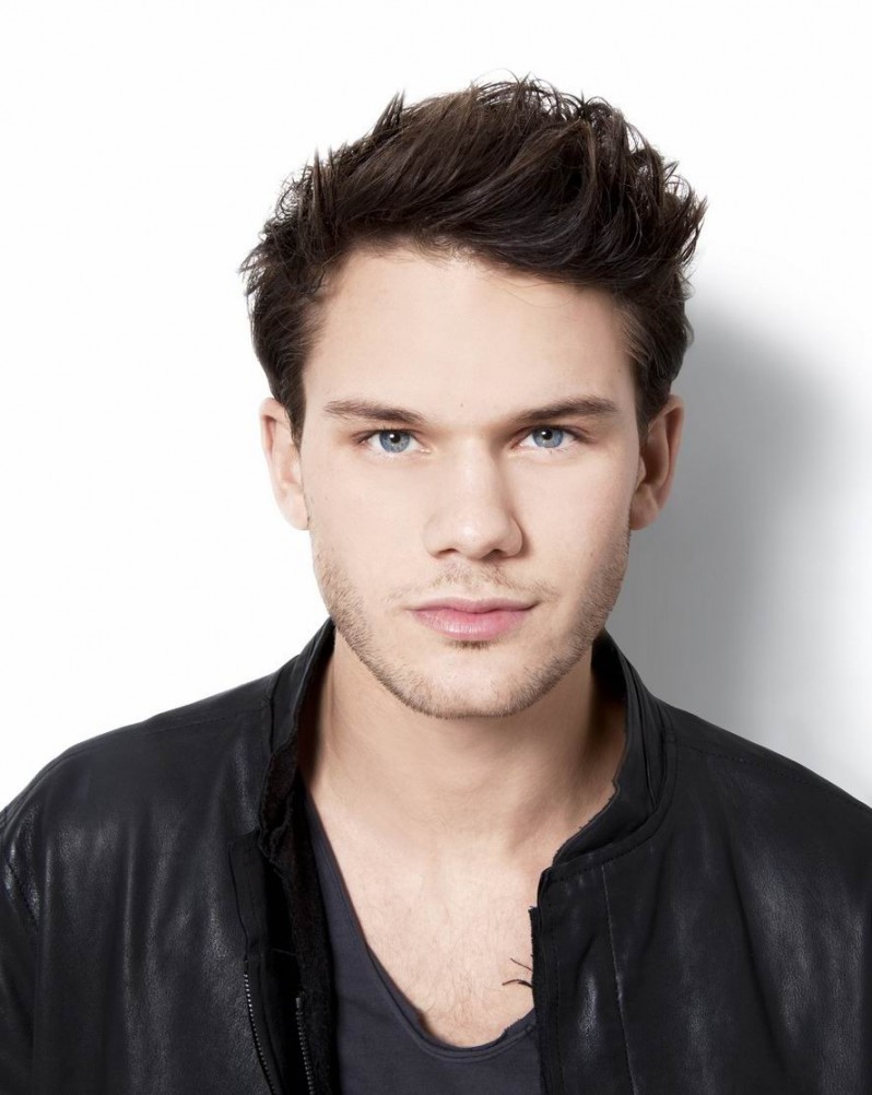 Jeremy Irvine photo #590030