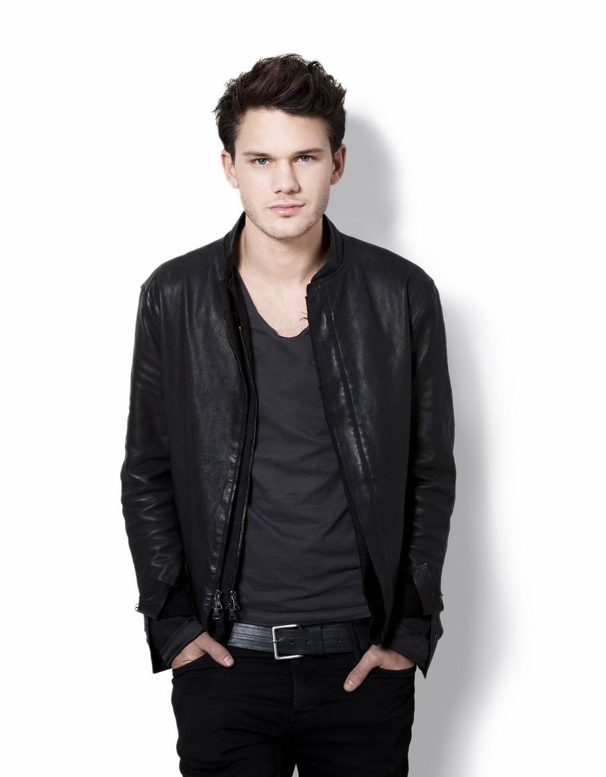 Jeremy Irvine photo #590035