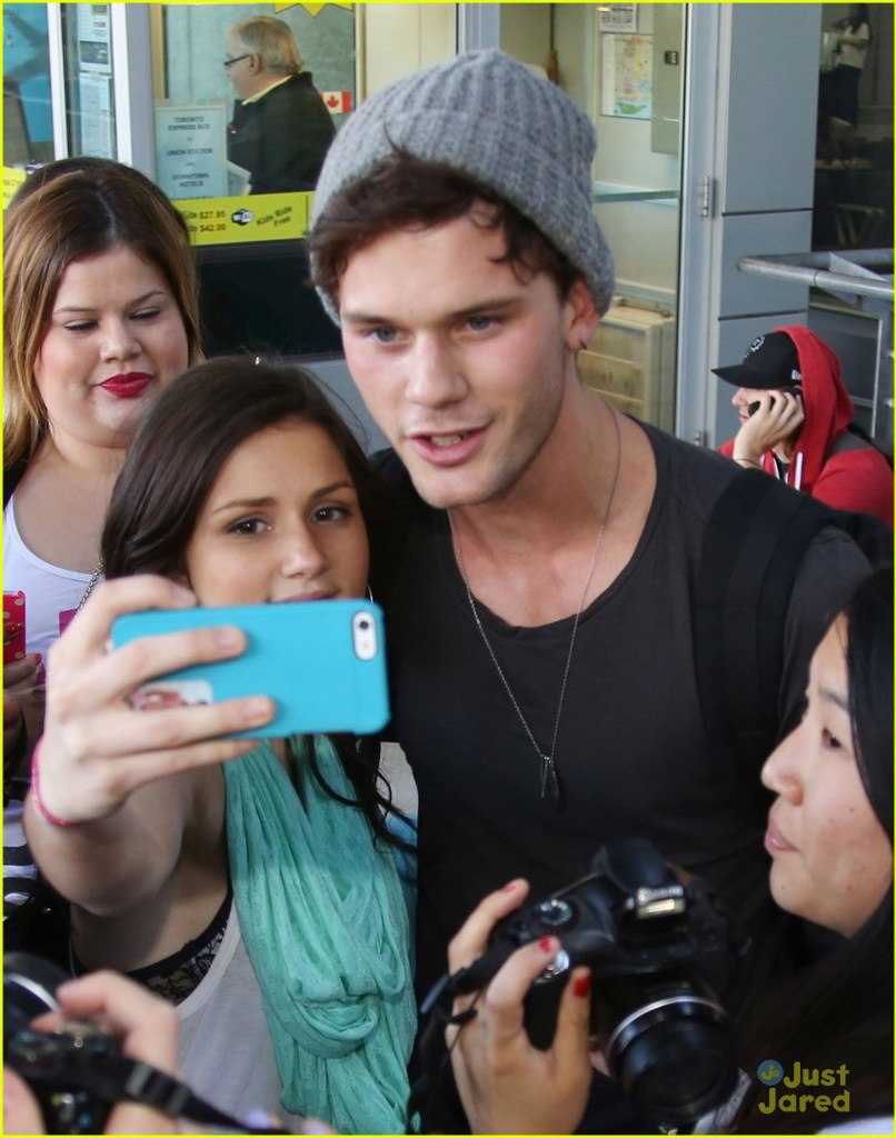 Jeremy Irvine photo #597117