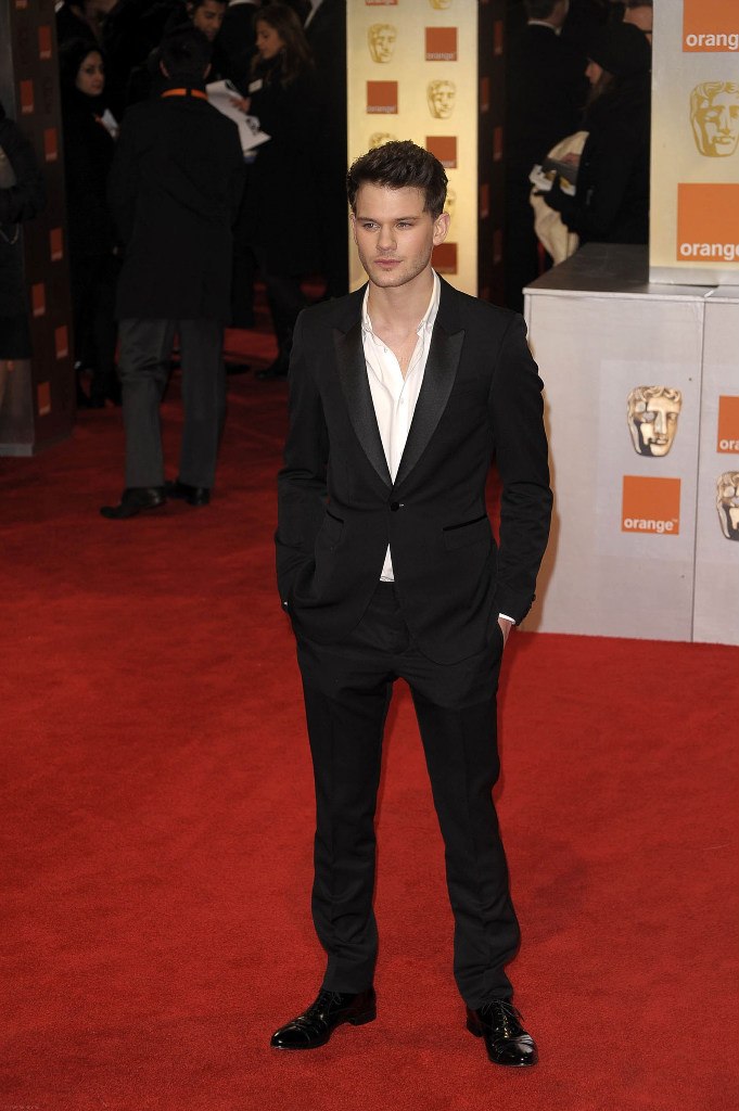 Jeremy Irvine photo #600449