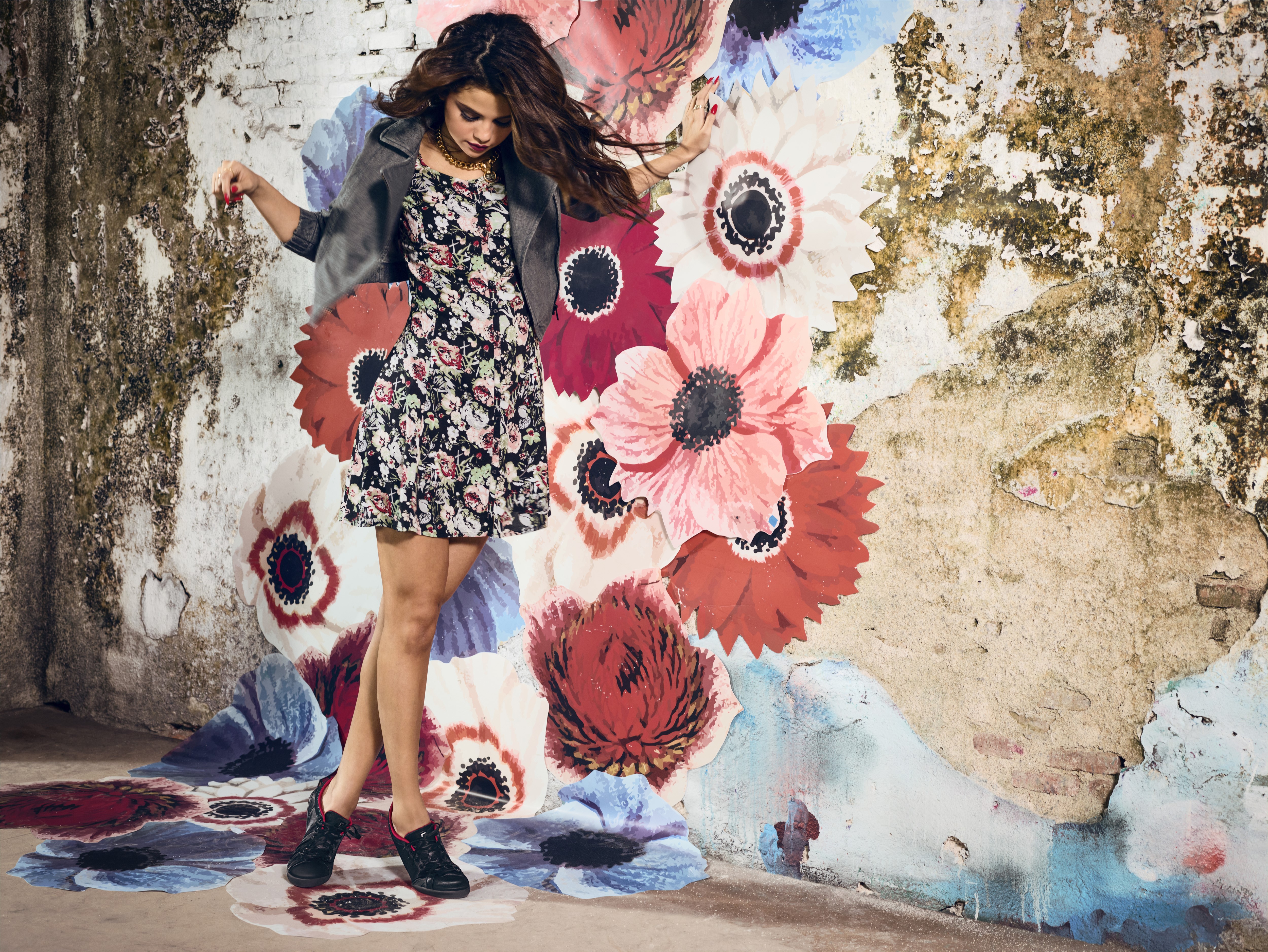 Женщина в стене. Selena Gomez adidas Neo 2014. Селена Гомес фотосессии. Селена Гомес коллекция адидас. Селена Гомес фотосессии 2014.