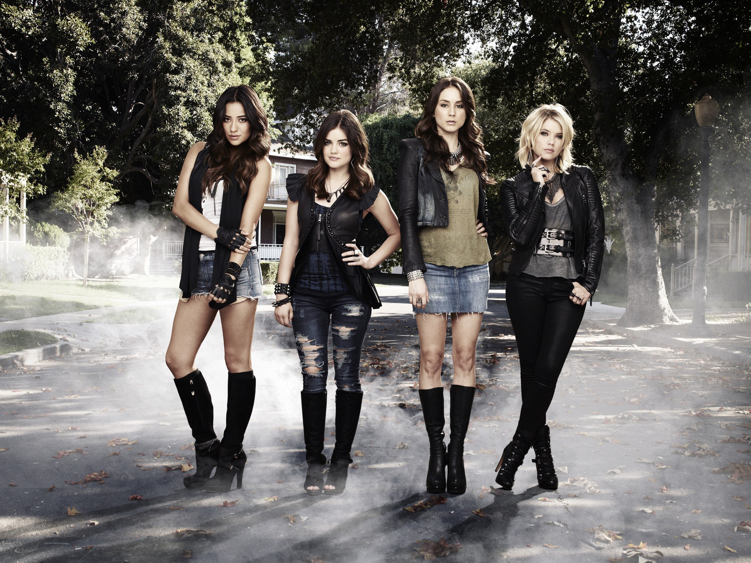 4 девчонке. Pretty little Liars. Эшли Хейл. Эшли Бенсон 5 сезон милые обманщицы. Люси Хейл Волчонок.