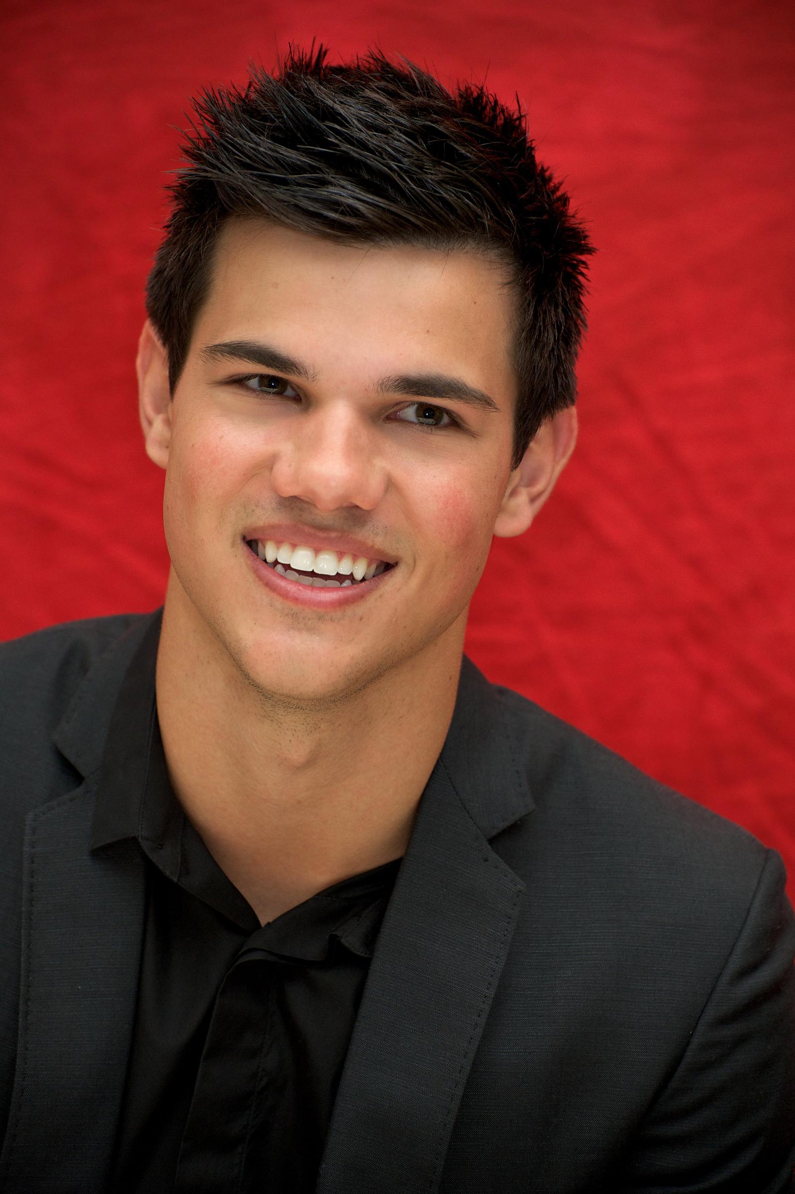 Taylor Lautner photo 239513