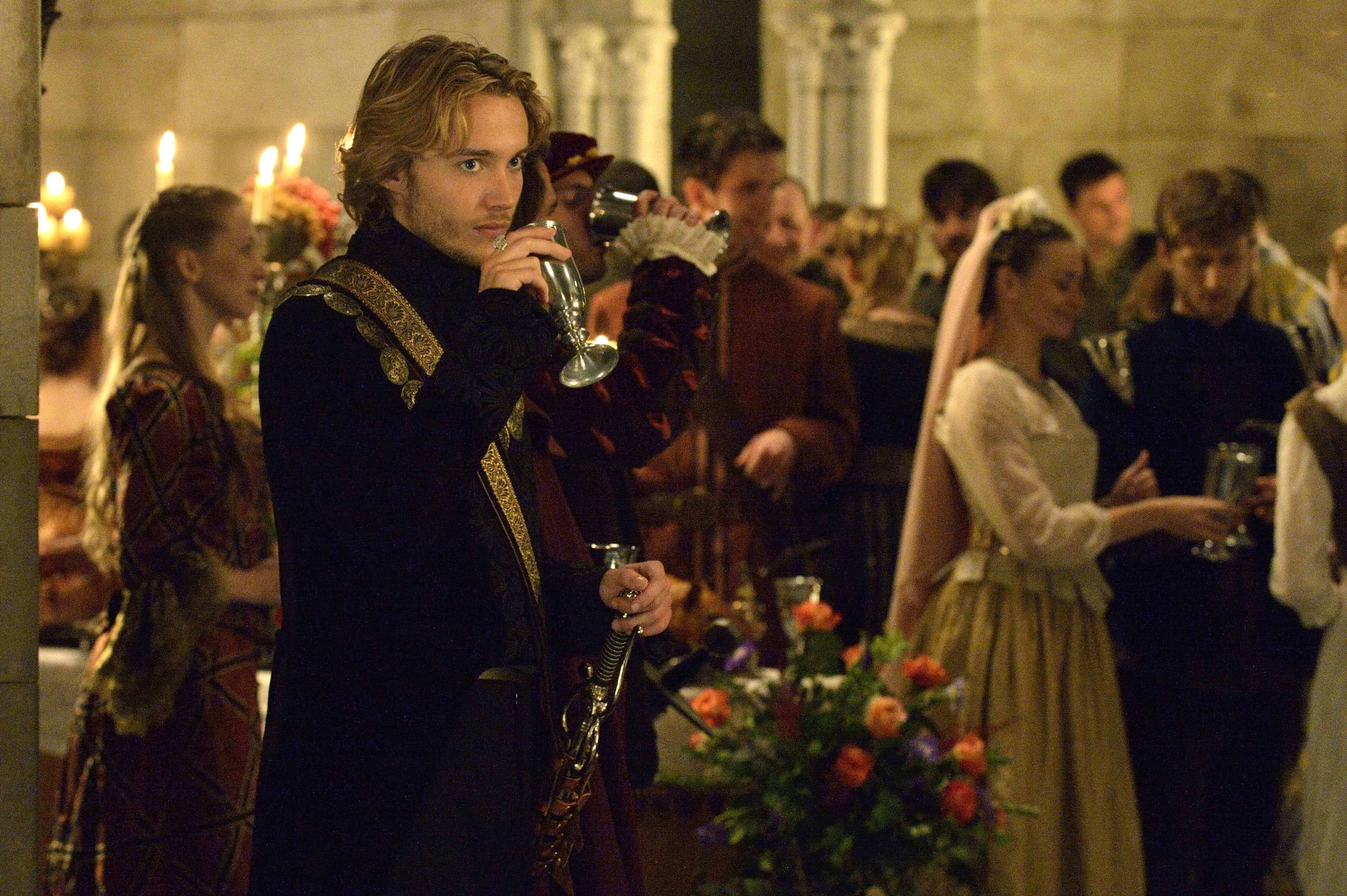 Toby Regbo photo #594376