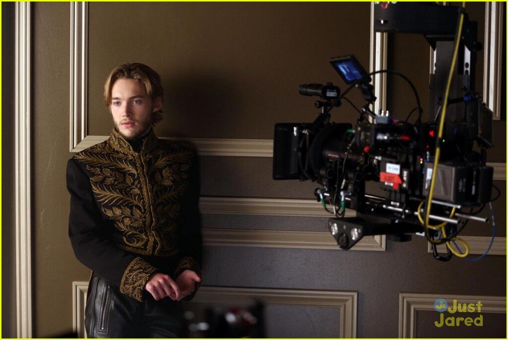 Toby Regbo photo #600187