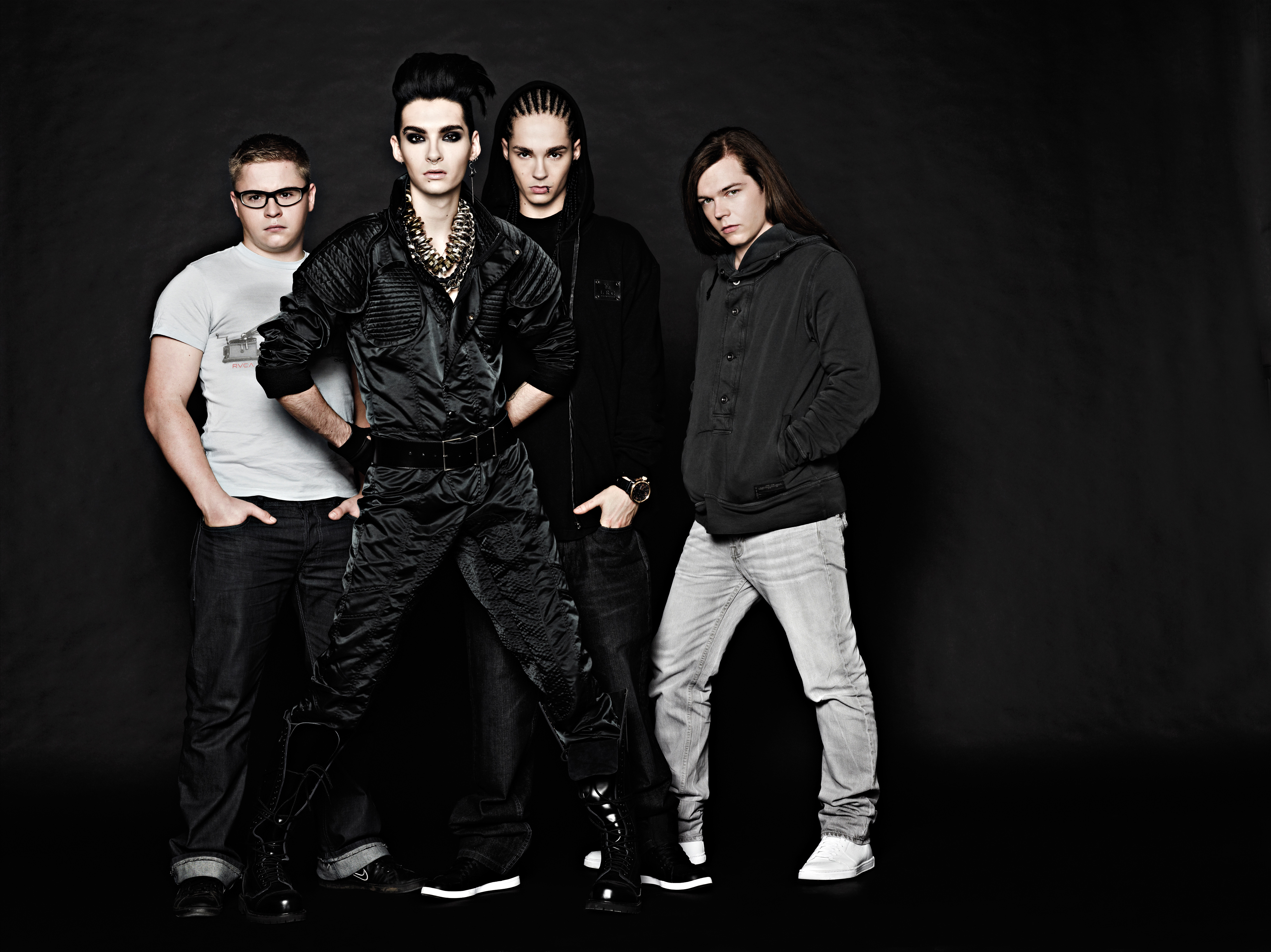 Группа токио. Группа Tokio Hotel 2010. Немецкая группа 3 парня. Немецкая группа 4 парня. White Lies Токио хотел перевод.