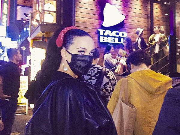 Katy Perry wore a Mask while waiting in an Hour-Long Line for a Taco in Tokyo