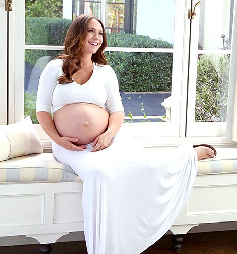 Glowing Jennifer Love Hewitt shows off her Baby Bump in front of the Camera